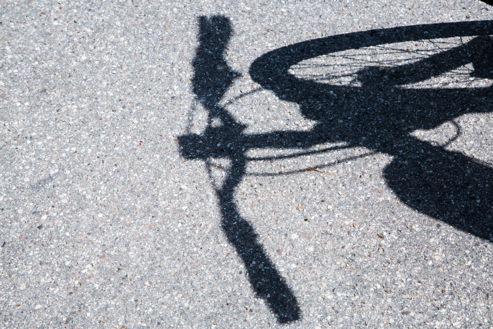 In sella all'e-bike con il 2,8 per mille, salta la patente