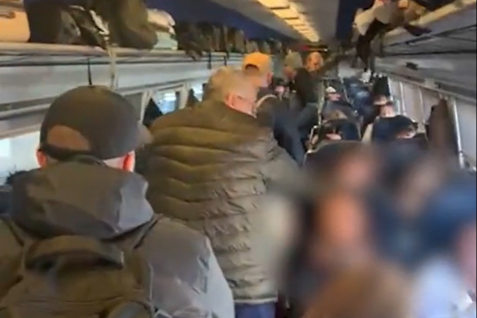 Caos su un treno dal Ticino verso la Svizzera tedesca: passeggeri a terra e tensioni a bordo