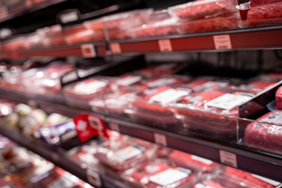 Carne scongelata e ricongelata: sorpresa al supermercato, ma la pratica è legale