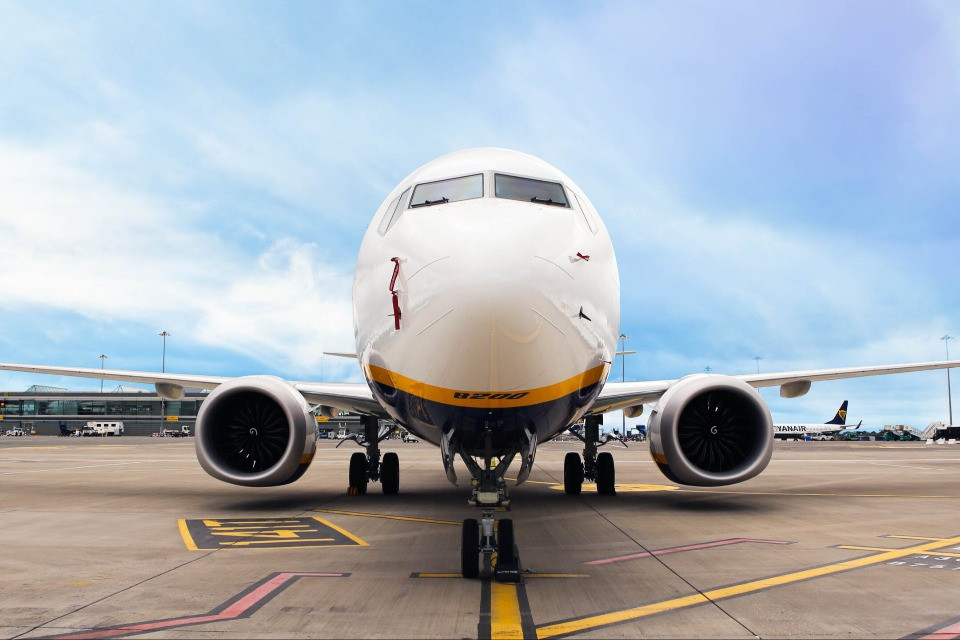 Ryanair chiude con un utile record, ma preoccupano i costi in crescita