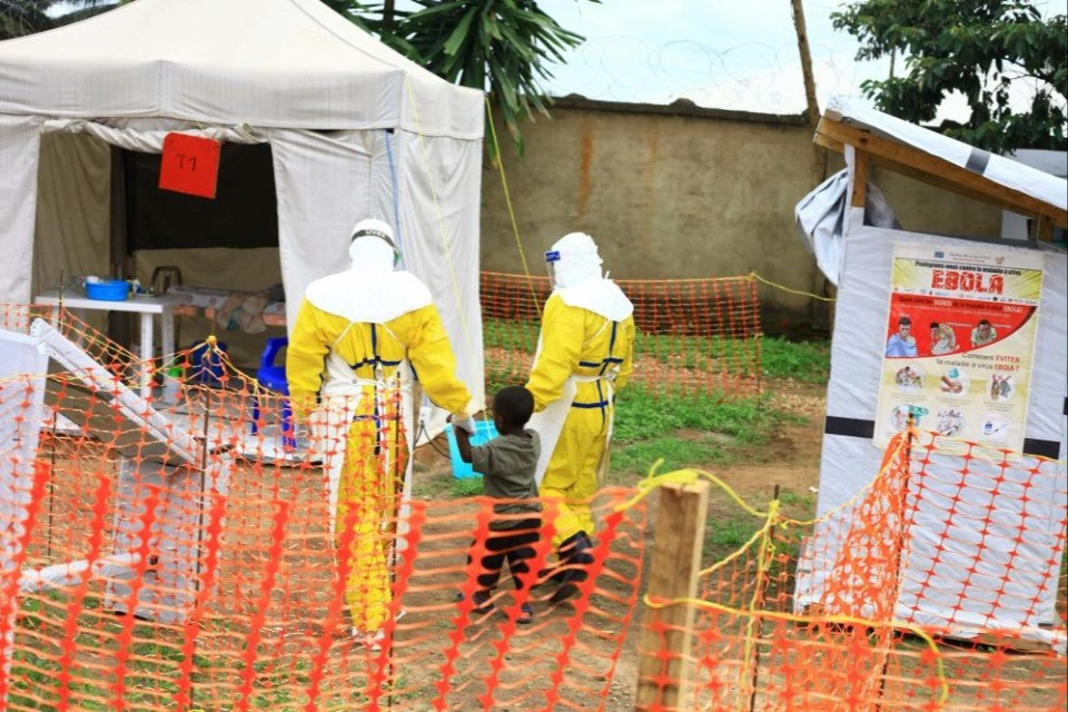 «Nessun vaccino, né cura»: cosa sappiamo sulla nuova ondata di Ebola che sta colpendo l'Africa