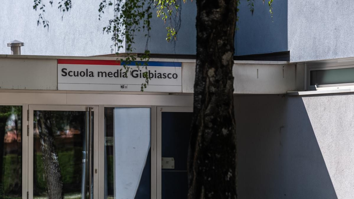 Docente arrestato per abusi: «La comunicazione è stata adeguata»