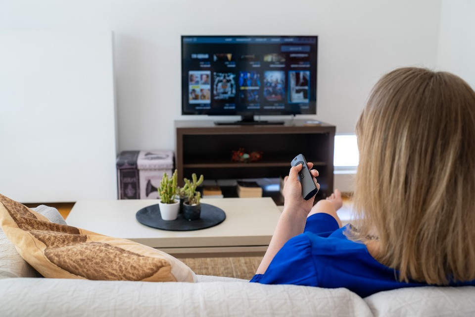 La televisione cambia canale: il 61% degli svizzeri si sposta online