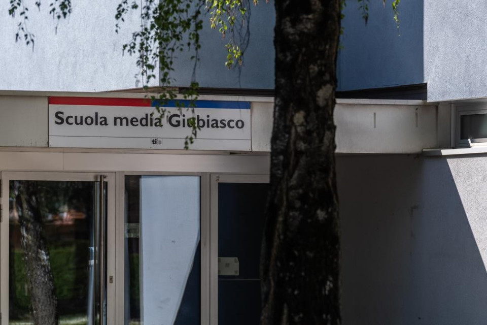 Docente arrestato per abusi: «La comunicazione è stata adeguata»