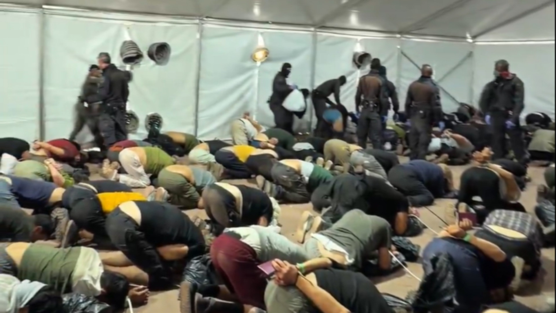 Attivisti Flotilla legati e bendati, diversi paesi convocano gli ambasciatori d'Israele