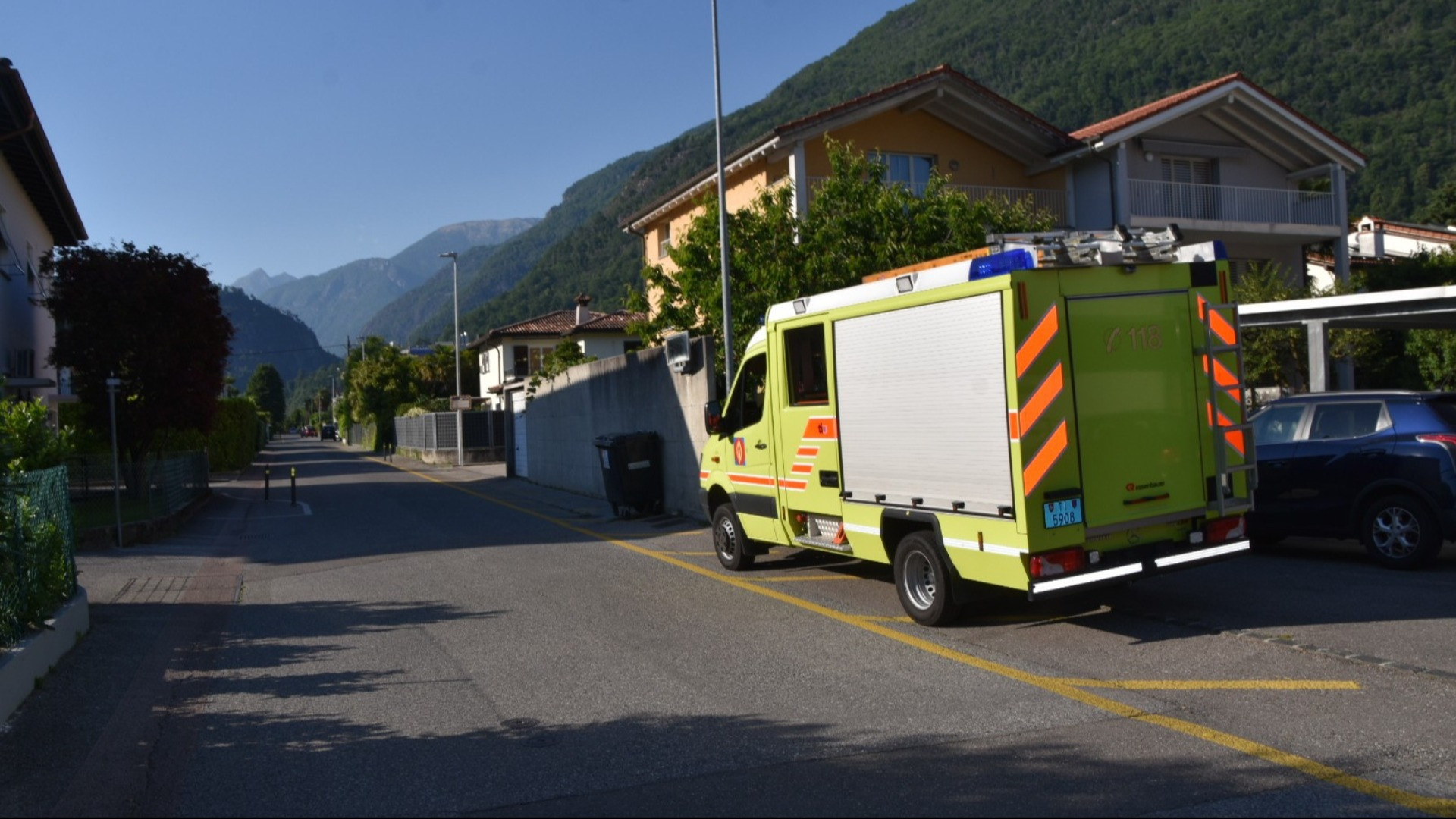 Fiamme in un appartamento a Losone, soccorse quattro persone