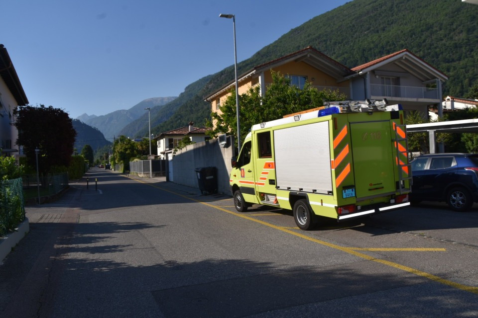 Fiamme in un appartamento a Losone, soccorse quattro persone