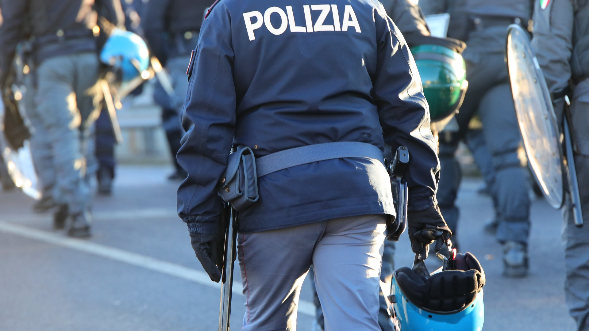 Scontri tra ultras prima del match, il derby Torino-Juventus iniziato in ritardo