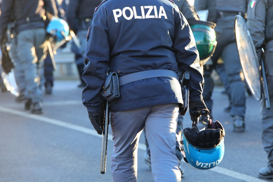 Scontri tra ultras prima del match, il derby Torino-Juventus iniziato in ritardo