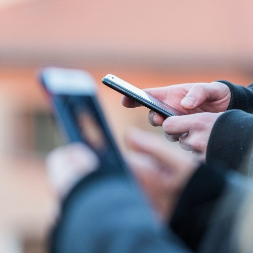 La rete di pagine social che monetizza l’odio xenofobo nel Regno Unito creata all’estero