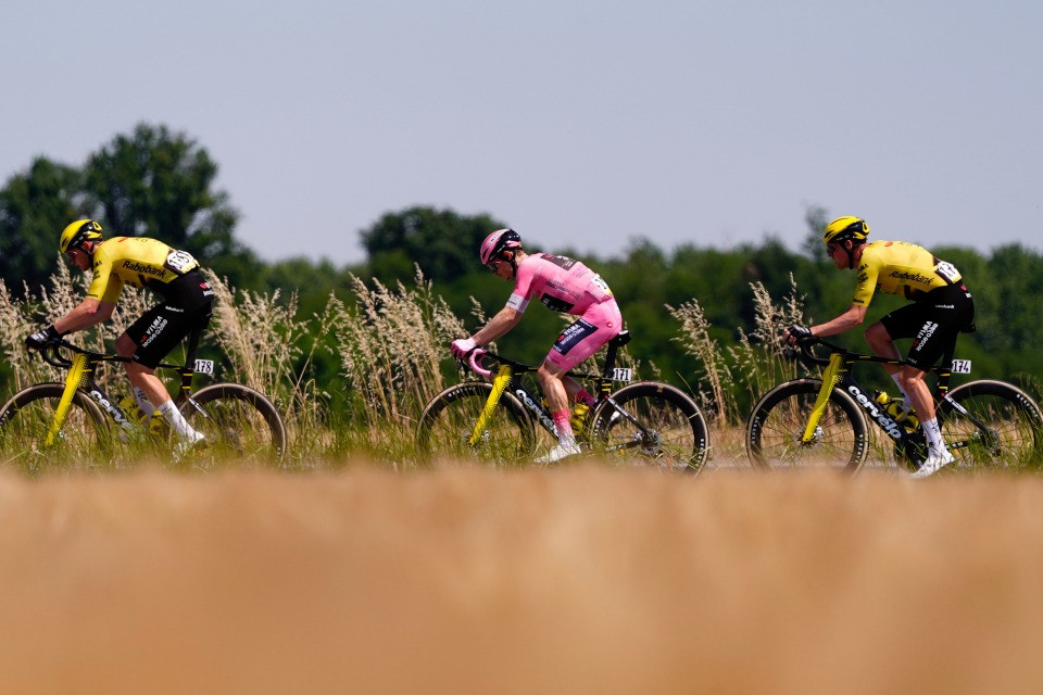 Quando passa il Giro d'Italia: fra campanilismo, eroi e meraviglie