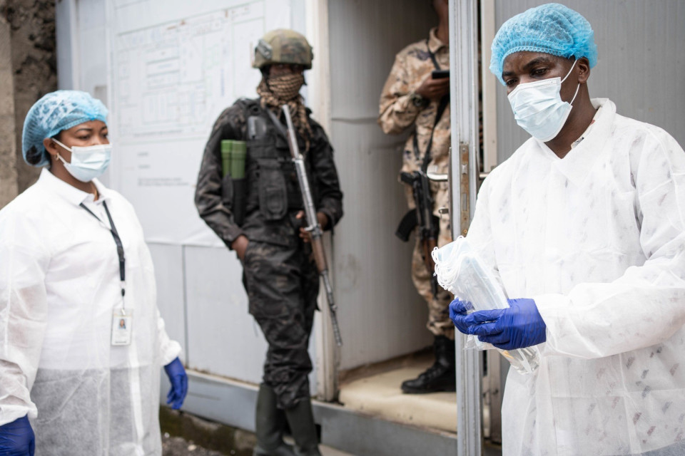 Irruzione in un ospedale per recuperare il corpo di un uomo morto di Ebola