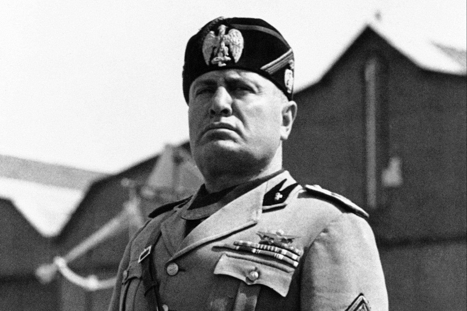 Il compleanno di Mussolini viene celebrato dai giornali