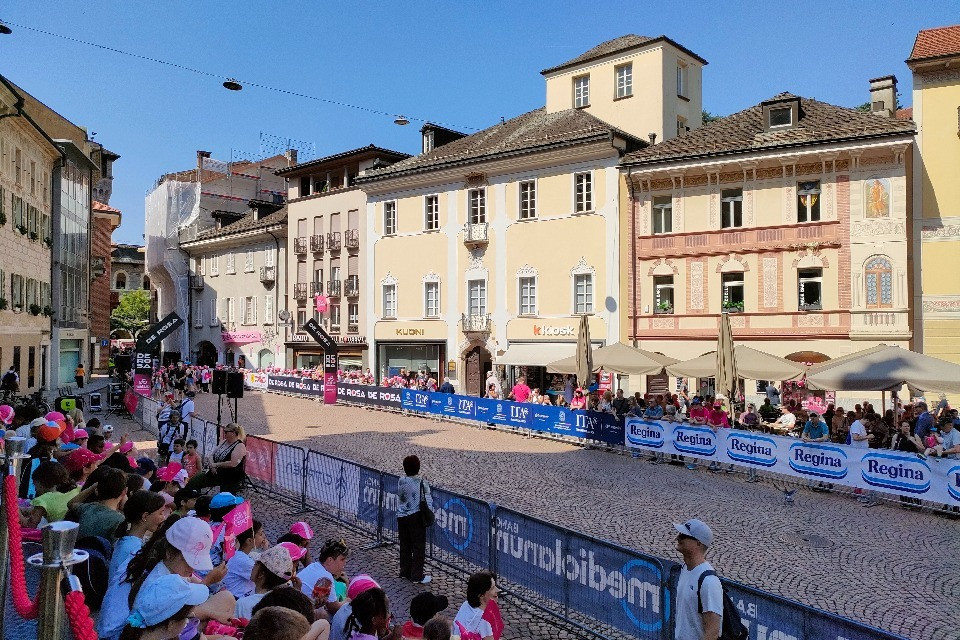 Bellinzona è un brulicare di persone (e c'è pure l'imperatore)