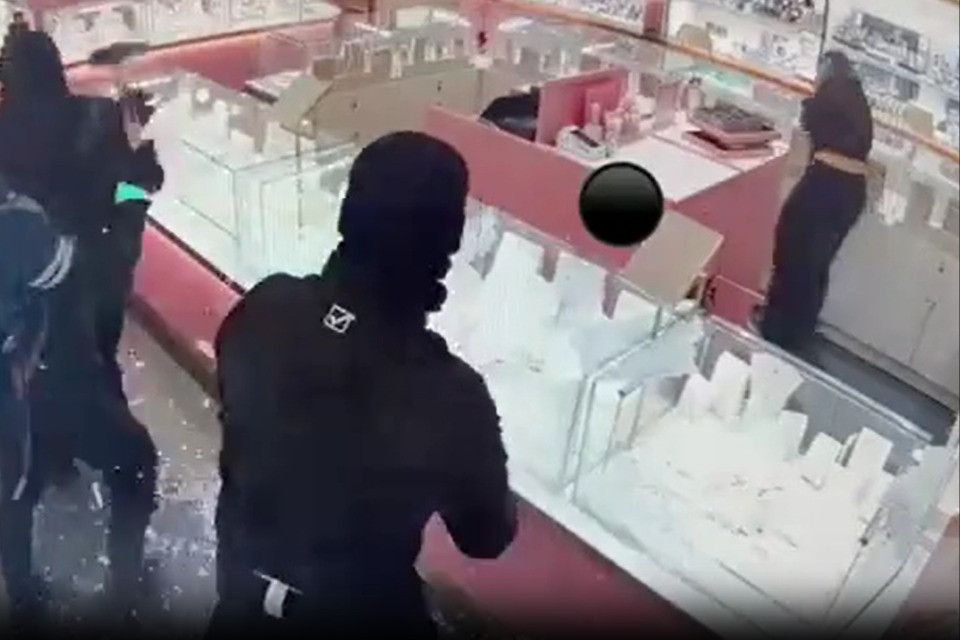 Passamontagna, pistola e martelli, così è stata rapinata la gioielleria a Tavernola
