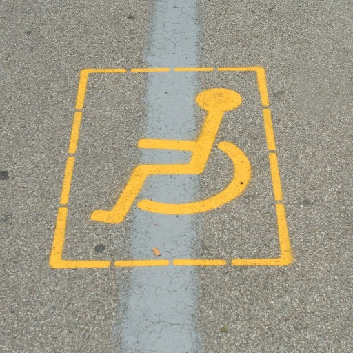 Auto con targa svizzera occupa abusivamente un parcheggio per disabili a Casoria