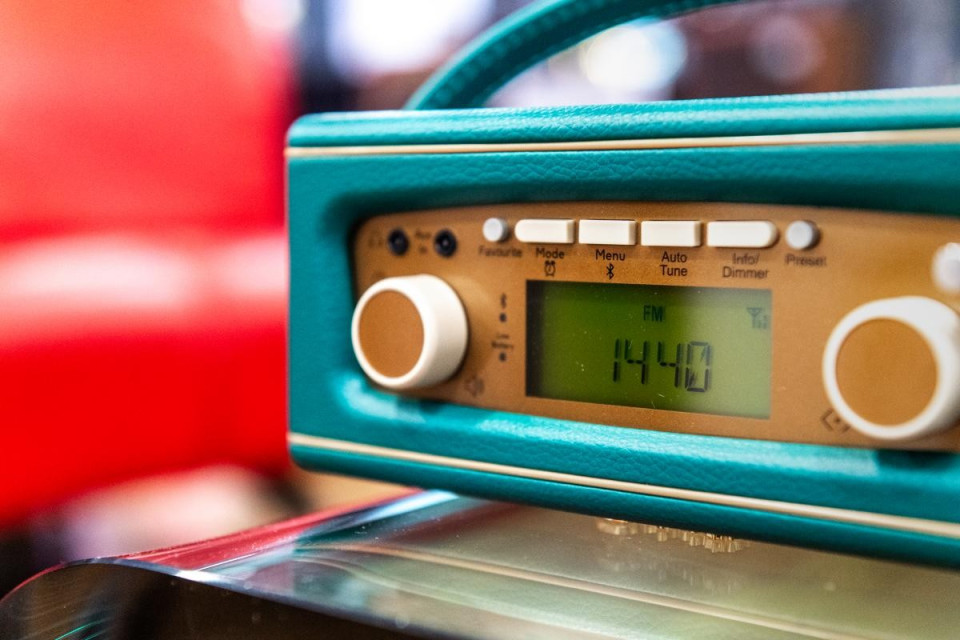La Svizzera riapre alle FM: l’UFCOM mette a concorso le frequenze dal 2027