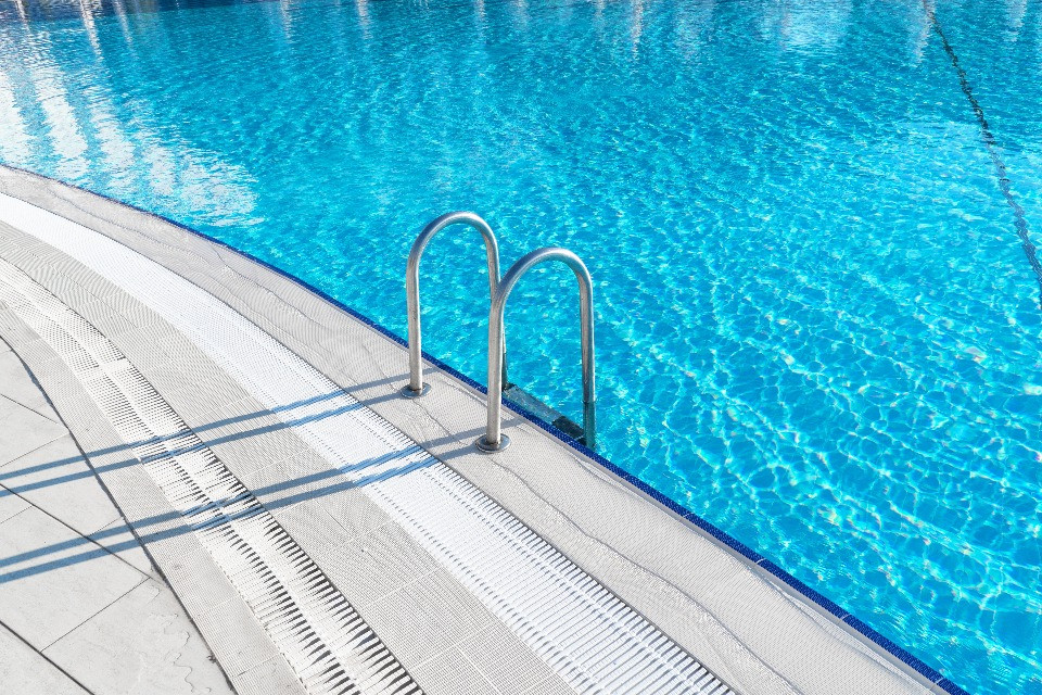 Forte odore di cloro in piscina? Non significa necessariamente che l'acqua è più pulita