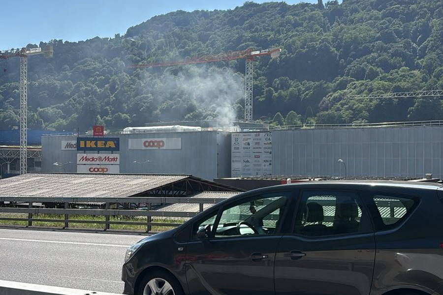 Incendio al centro commerciale Lugano Sud a Grancia: stabile evacuato