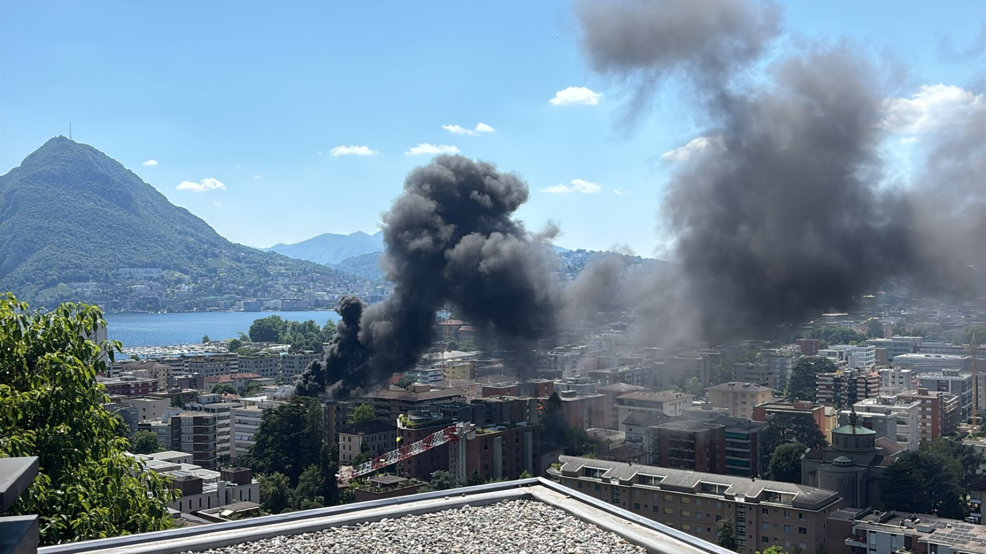 La Polizia conferma: «Prima il boato, poi le fiamme sul tetto»