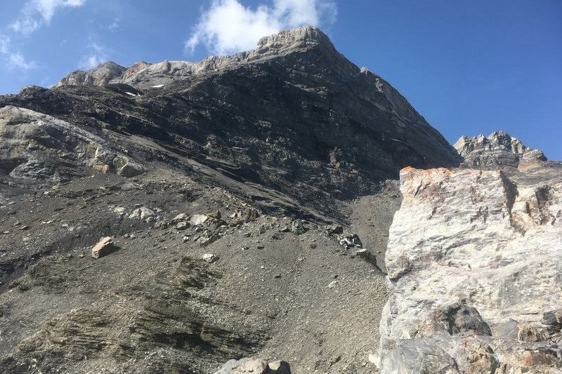 Si schianta con il parapendio contro una parete rocciosa, morto un 39.enne