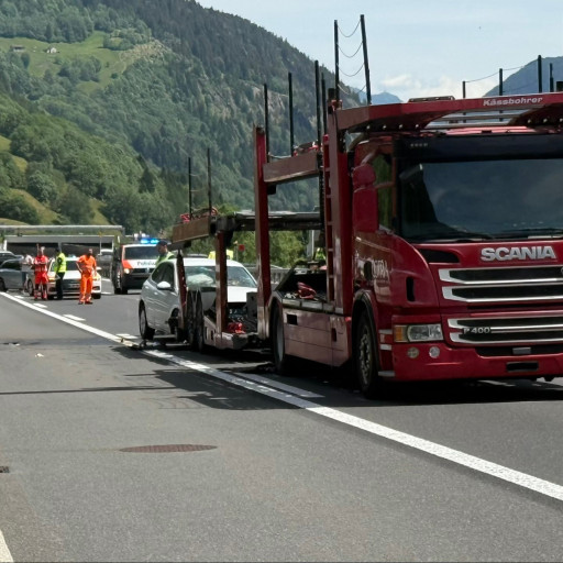 Auto tampona un camion ad Ambrì, deceduta una passeggera