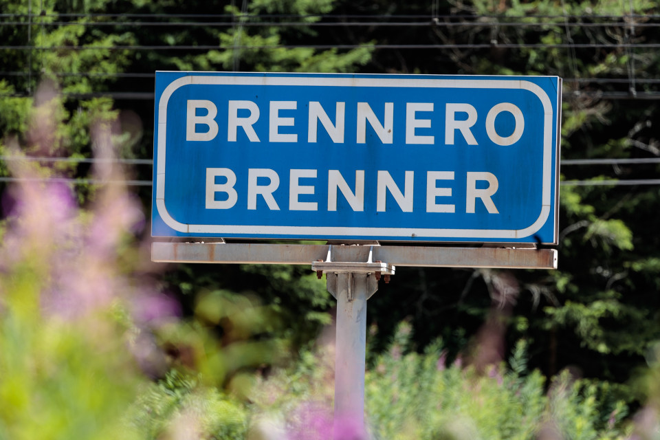 Danni alla ferrovia del Brennero, mentre gli attivisti bloccano la strada