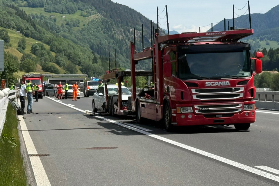 Auto tampona un camion ad Ambrì, deceduta una passeggera