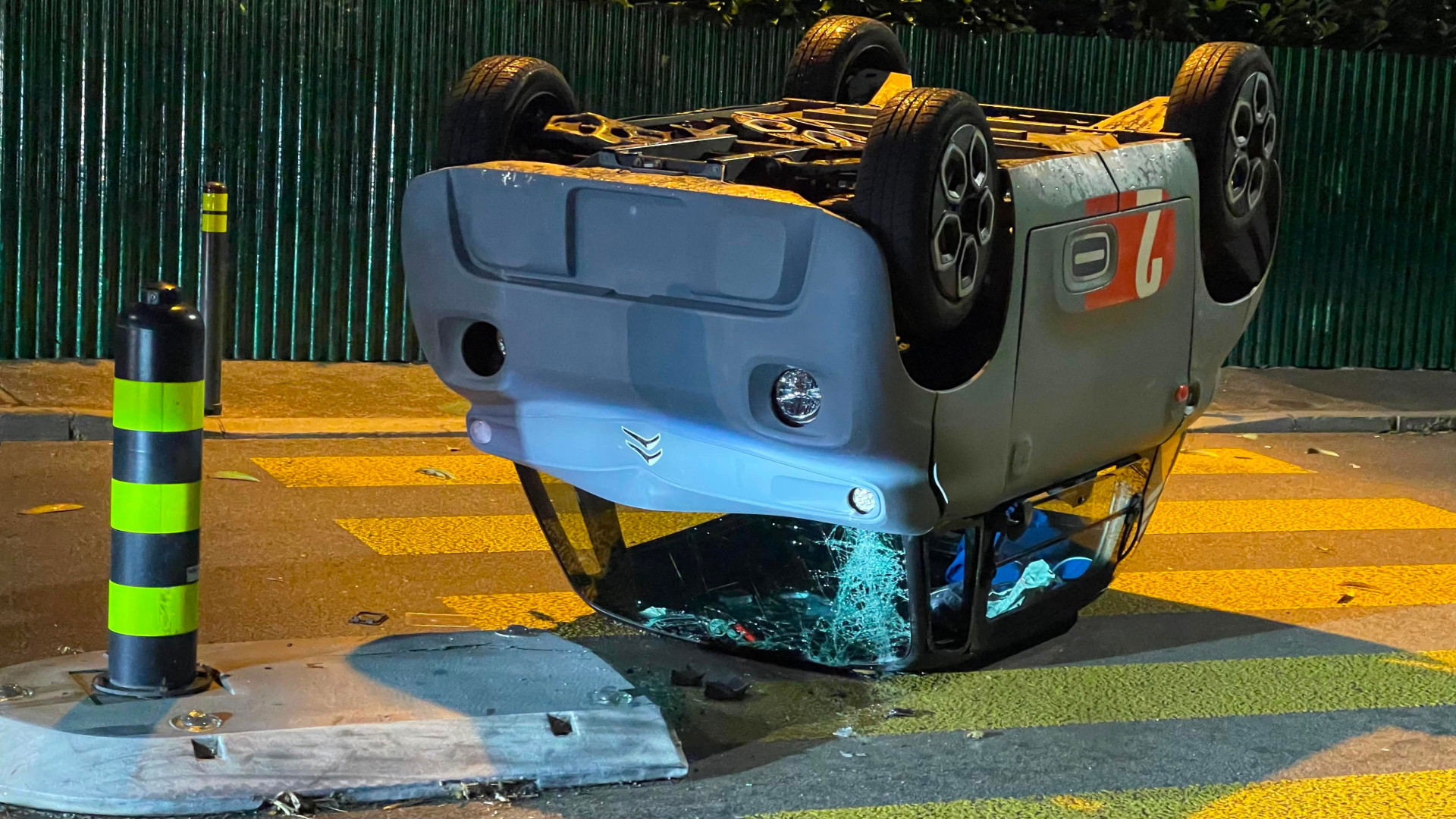 Agno, urta lo spartitraffico con una mini car e si rovescia sul tetto