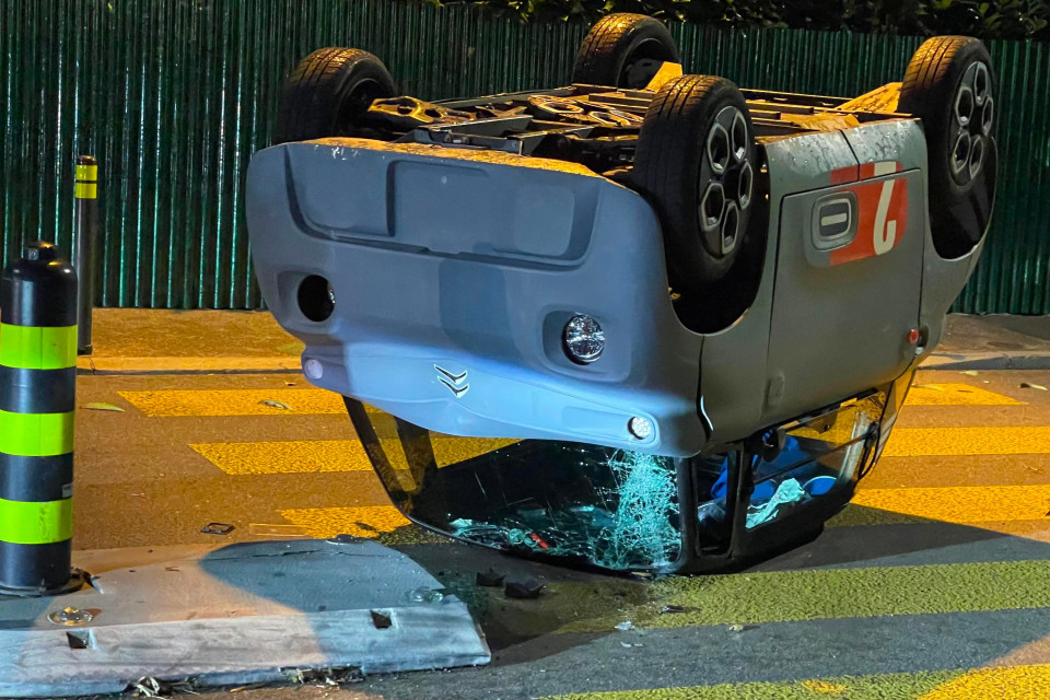 Agno, urta lo spartitraffico con una mini car e si rovescia sul tetto