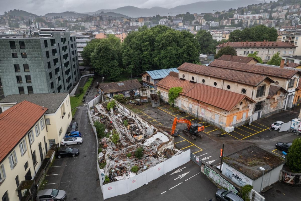 Canicola e polveri, i lavori all'ex Macello preoccupano chi vive nei dintorni