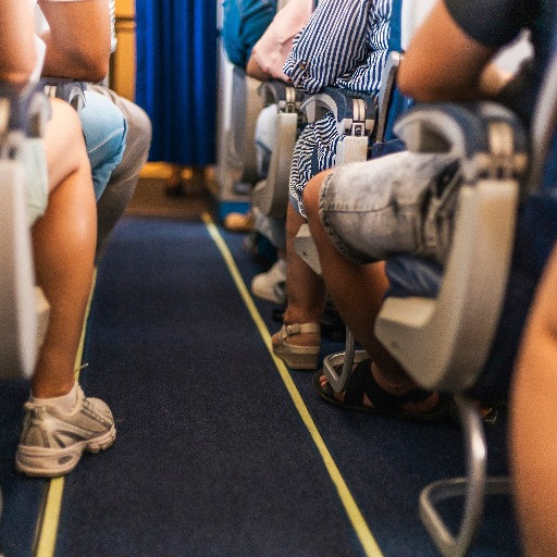 Passeggeri indisciplinati, il 2025 dei cieli svizzeri: 2.043 casi tra fumo in toilette, cinture rifiutate e aggressioni