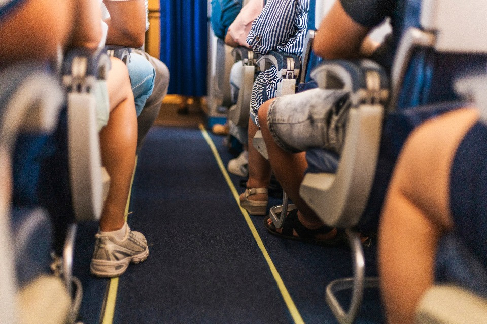 Passeggeri indisciplinati, il 2025 dei cieli svizzeri: 2.043 casi tra fumo in toilette, cinture rifiutate e aggressioni