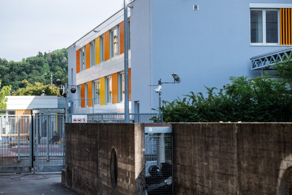 Centro per richiedenti l’asilo di Chiasso, la SEM: «Annullati tutti i servizi dei fornitori esterni»
