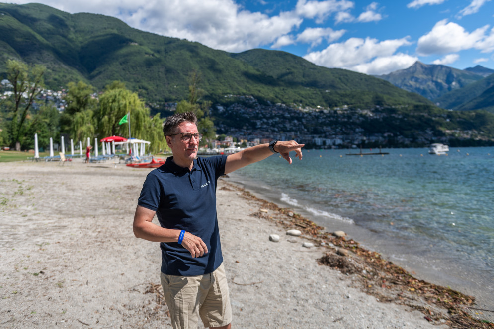 Il direttore del lido di Locarno Filippo Thomann indica le Bolle di Magadino (foto Cdt Zocchetti)