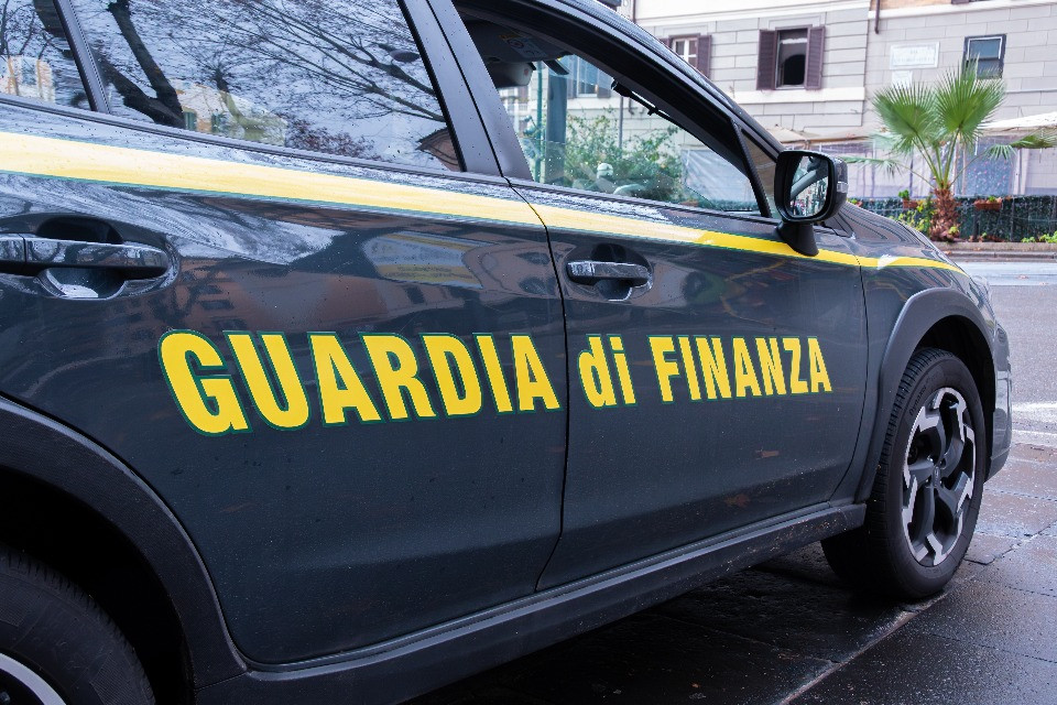 Bagarinaggio online, sfruttano la residenza svizzera ed evadono il fisco italiano per oltre 30 milioni di euro