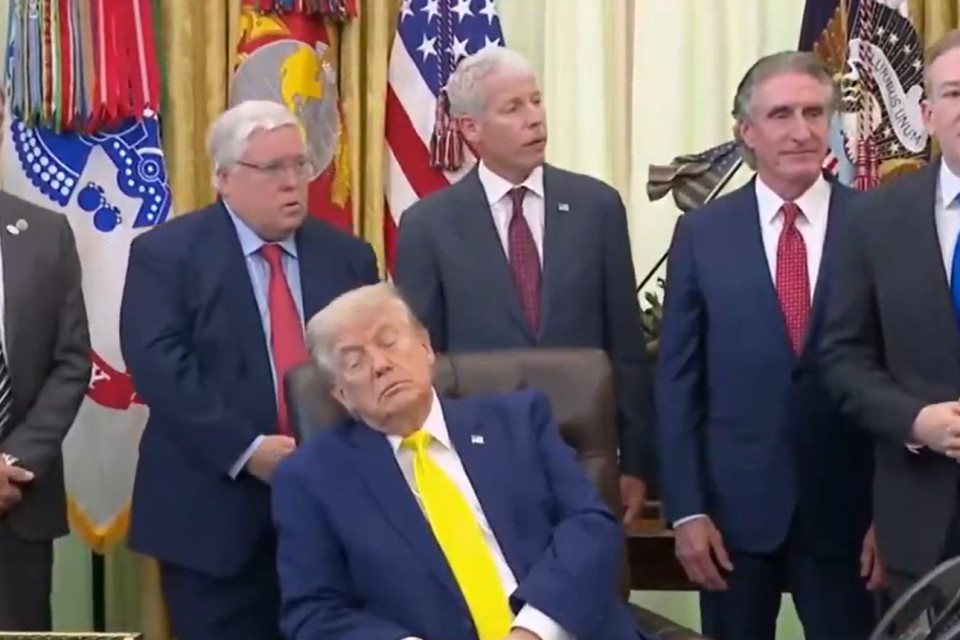 Spunta un nuovo video di Trump che si addormenta nello Studio Ovale