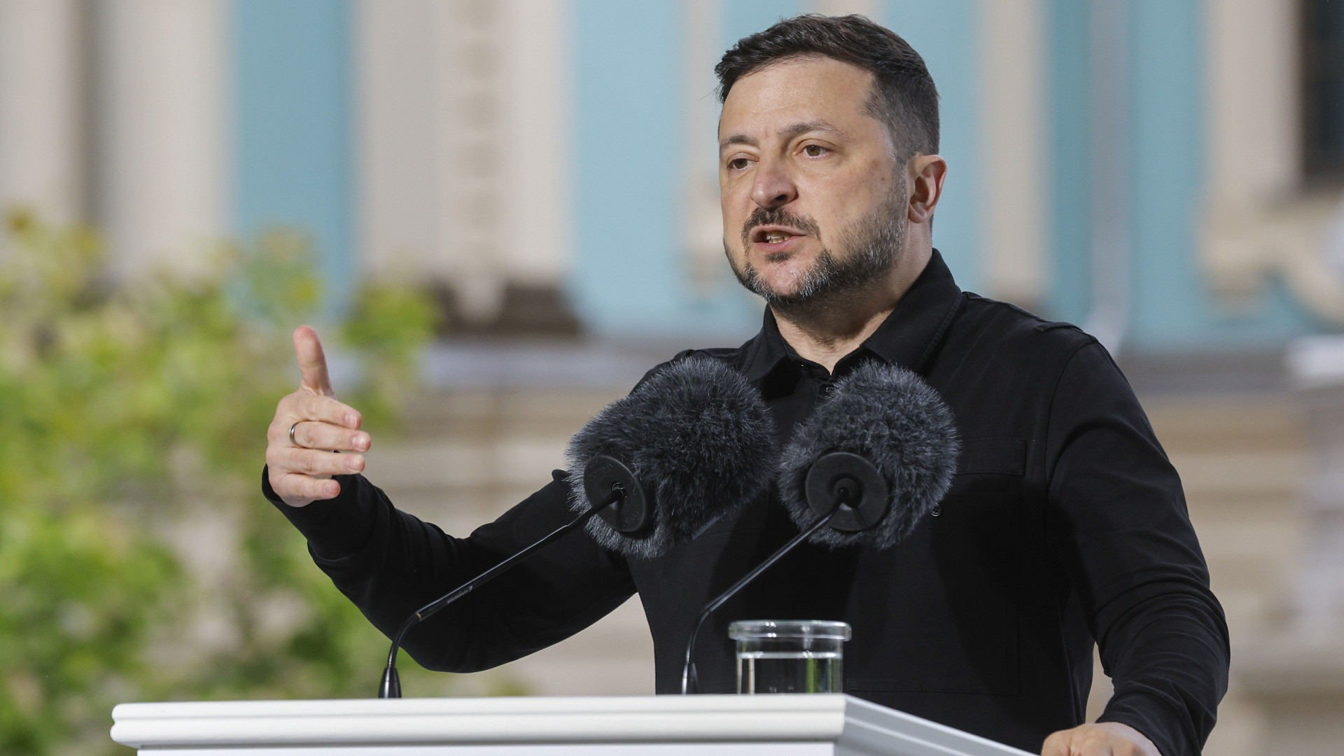 Zelensky: «Pronto a sedermi al tavolo, decida Putin il formato»
