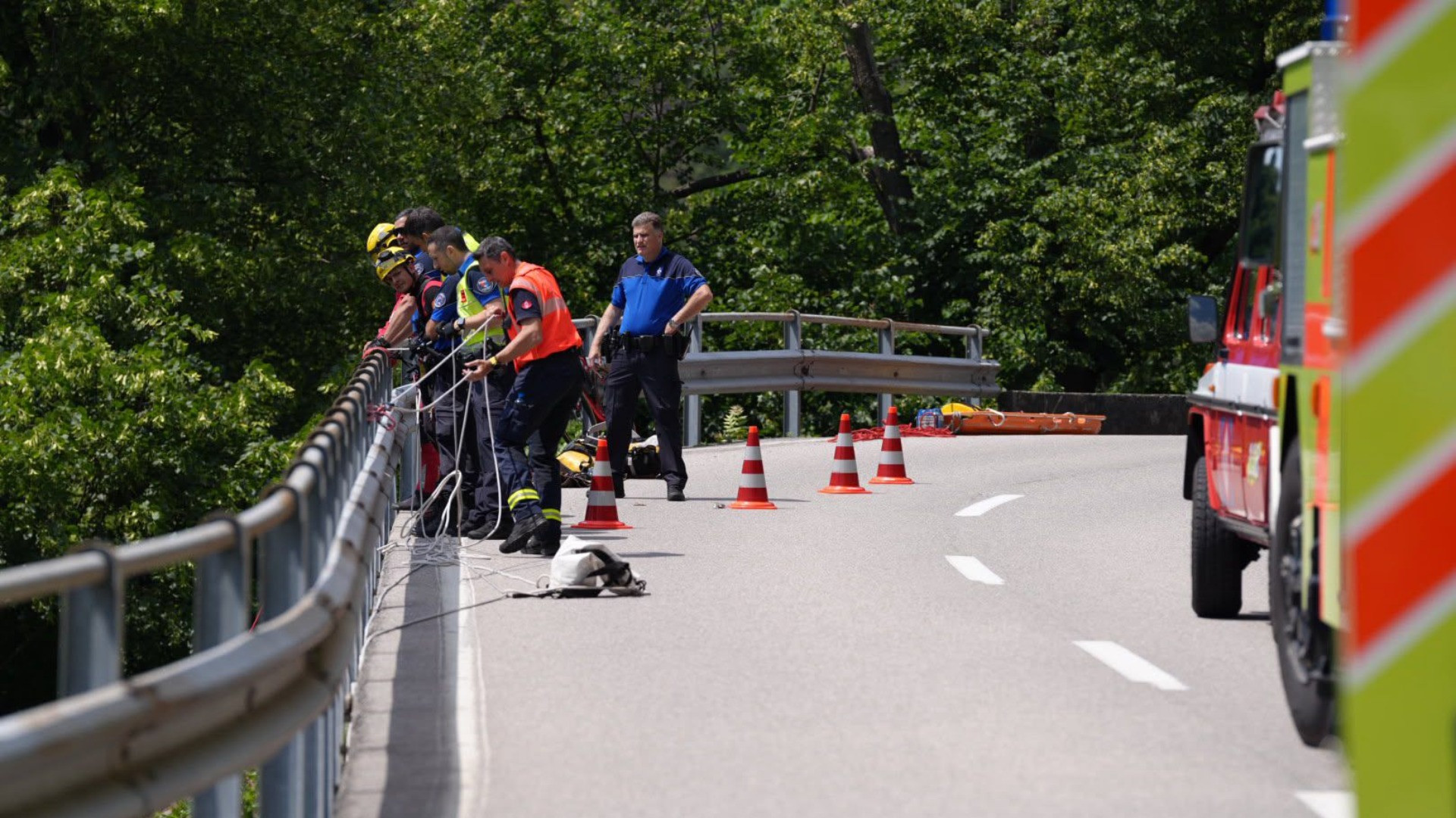 Esce di strada e finisce nella scarpata a Gordemo, serie ferite per un ciclista