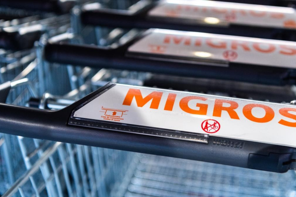 Animalisti contro la pubblicità di Migros: «Altro che benessere animale»
