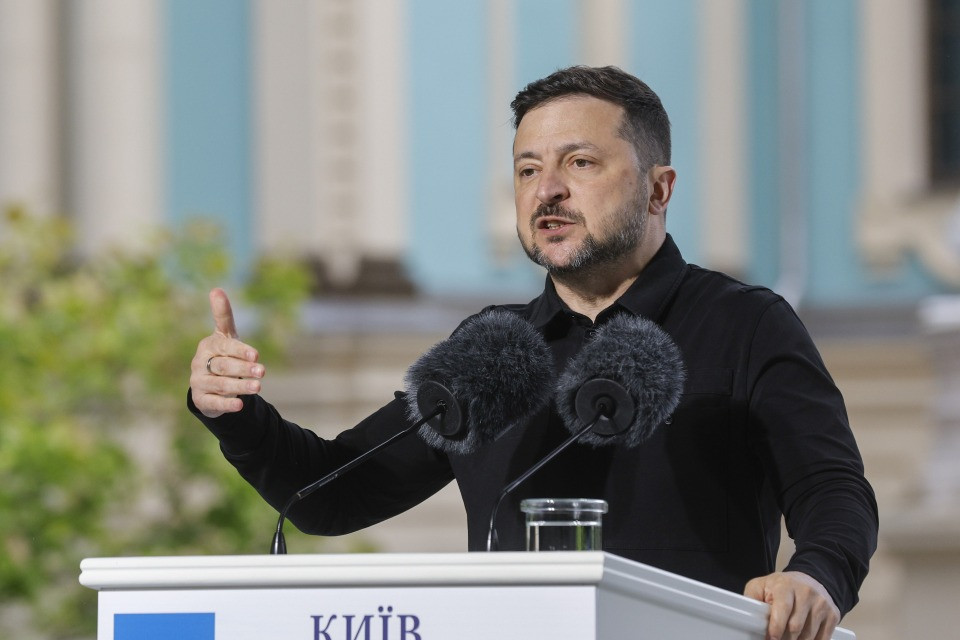Zelensky: «Pronto a sedermi al tavolo, decida Putin il formato»