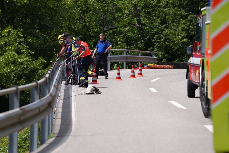 Esce di strada e finisce nella scarpata a Gordemo, serie ferite per un ciclista