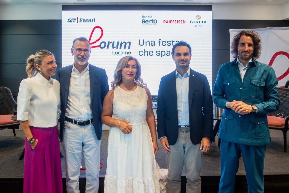 Da sinistra: Laura Zucchetti, giornalista conduttrice della serata, con Fabio Bonetti (direttore dell'Ente turistico di Ascona e Locarno), Ketrin Kanalga (albergatrice e presidente dell'associazione Gastro&Commercio), il sindaco di Locarno Nicola Pini e Raphaël Brunschwig, presidente della direzione del Locarno Film Festival © CdT/Gabriele Putzu
