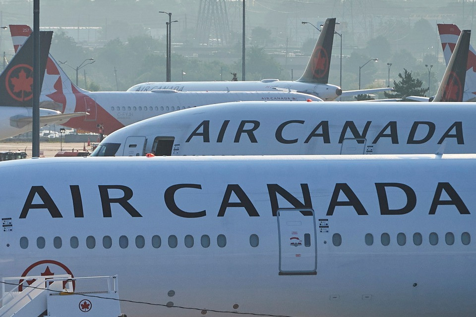 Air Canada, arrestato ex pilota: ha effettuato oltre 900 voli senza licenza di linea