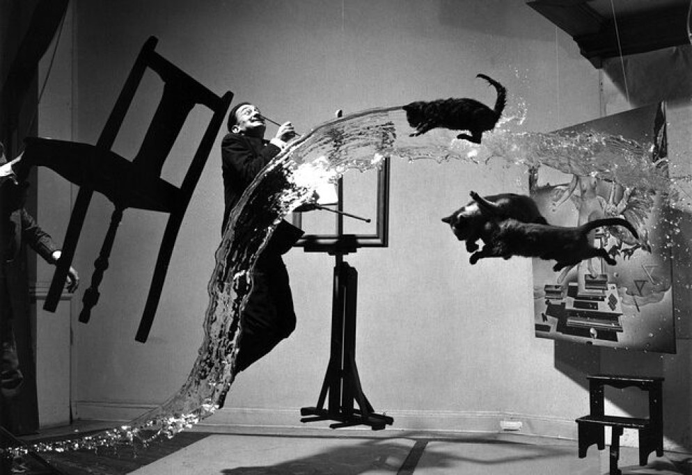 Dalì ritratto dal fotografo Philippe Halsman (Dalì Atomicus, 1988)