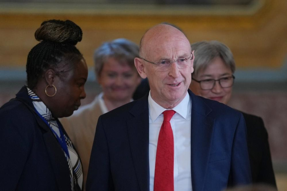 Il ministro della Difesa britannico ha dato le dimissioni