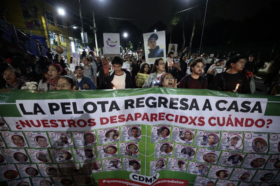 Mondiali 2026 al via, ma fuori dall'Azteca il Messico protesta: scomparsi, insegnanti e diritti negati