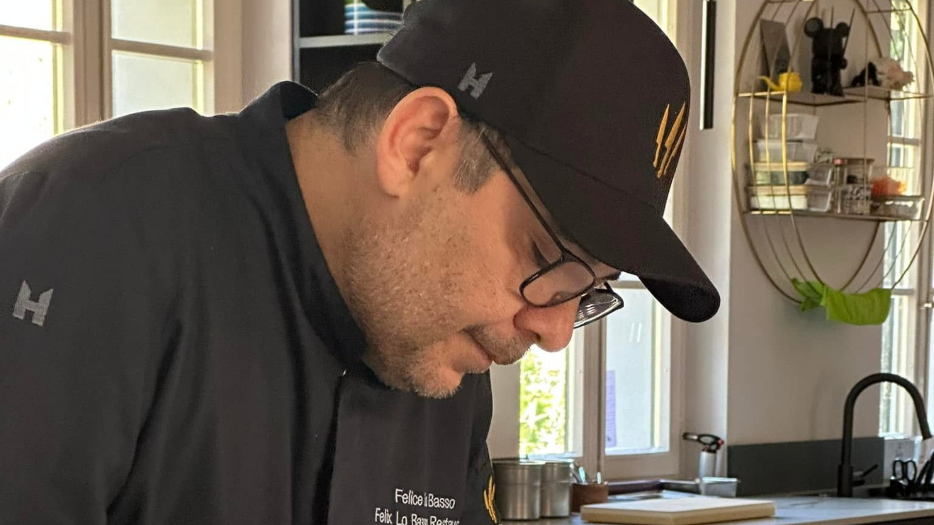Dalle parole ai piatti, la lezione di Lo Basso: «Il pesce crudo ti insegna il rispetto della materia prima»