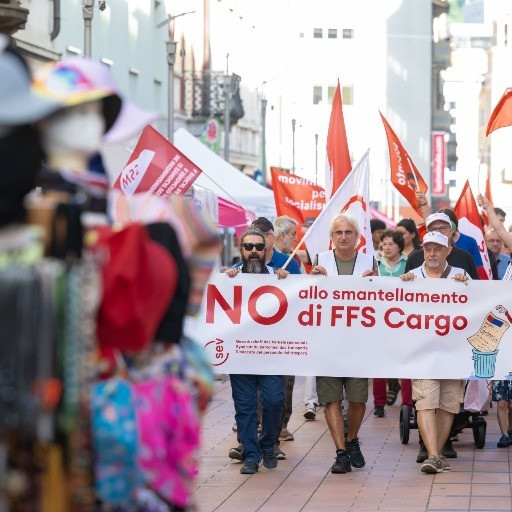 Un urlo si alza dalla piazza: «FFS, rispettate il Ticino»