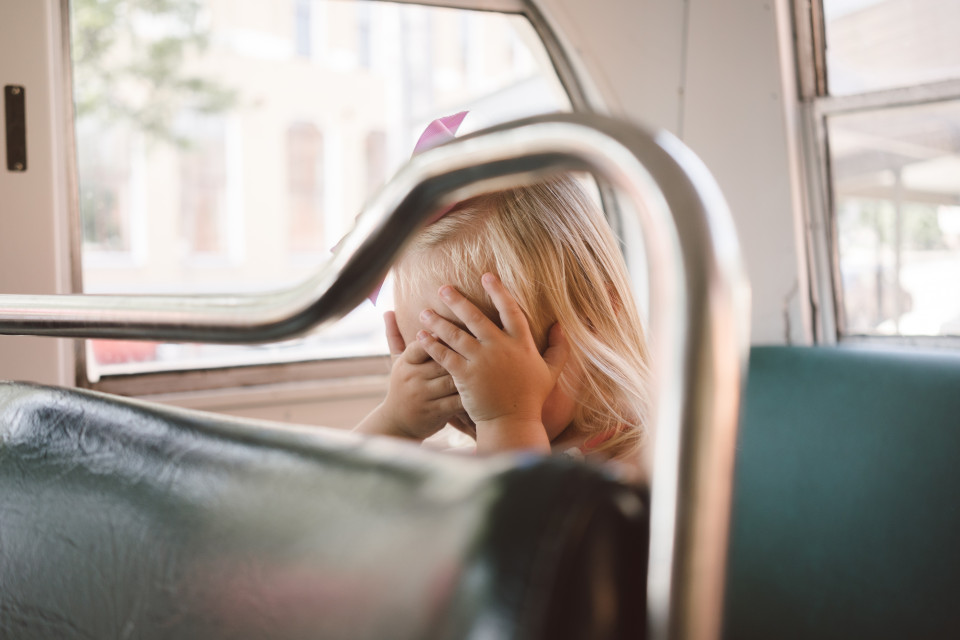 Bimba di tre anni dimenticata per ore sullo scuolabus a Pizzoli